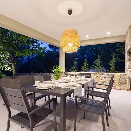 Holiday home Beautiful In Naklice With Kitchen