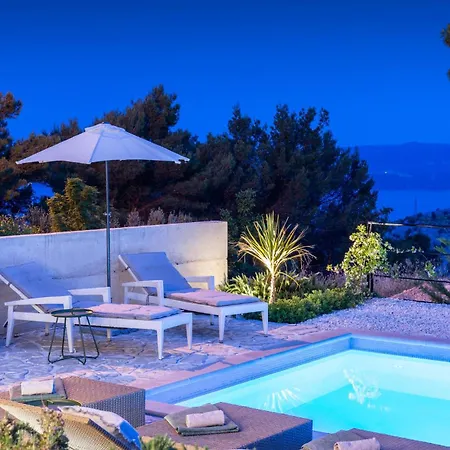 Beautiful In Naklice With Kitchen Holiday home