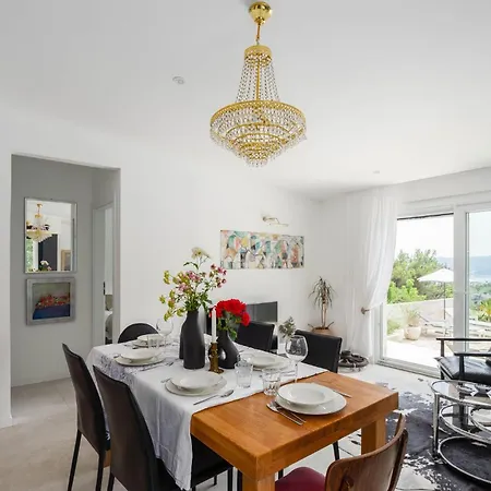 Beautiful In Naklice With Kitchen Holiday home