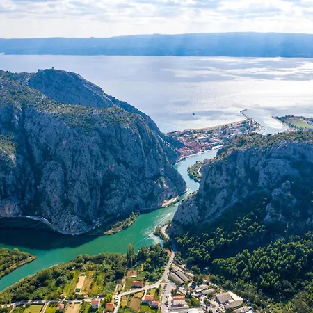 Put Svjure Croatia Gata